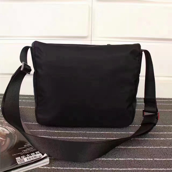 プラダバッグ背面デザイン
